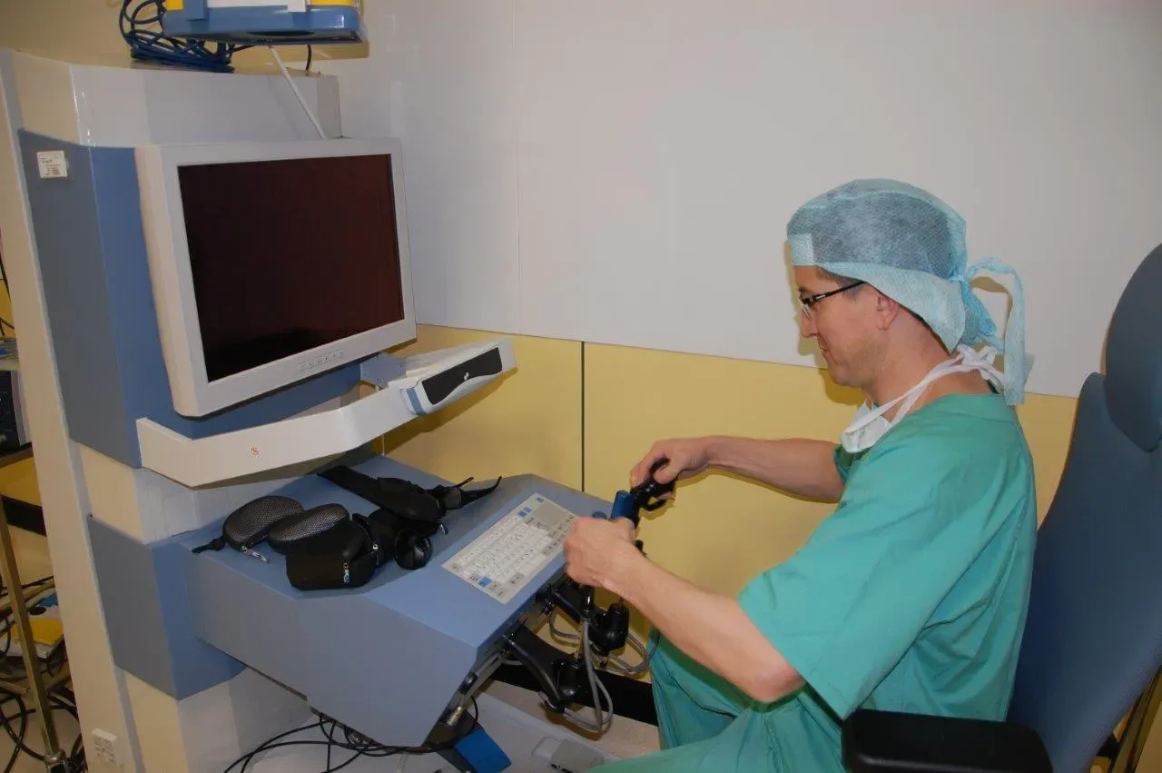 Training of a team of doctors to work on Surgical Robotic System Senhance, Transenterix (USA) — фото 2