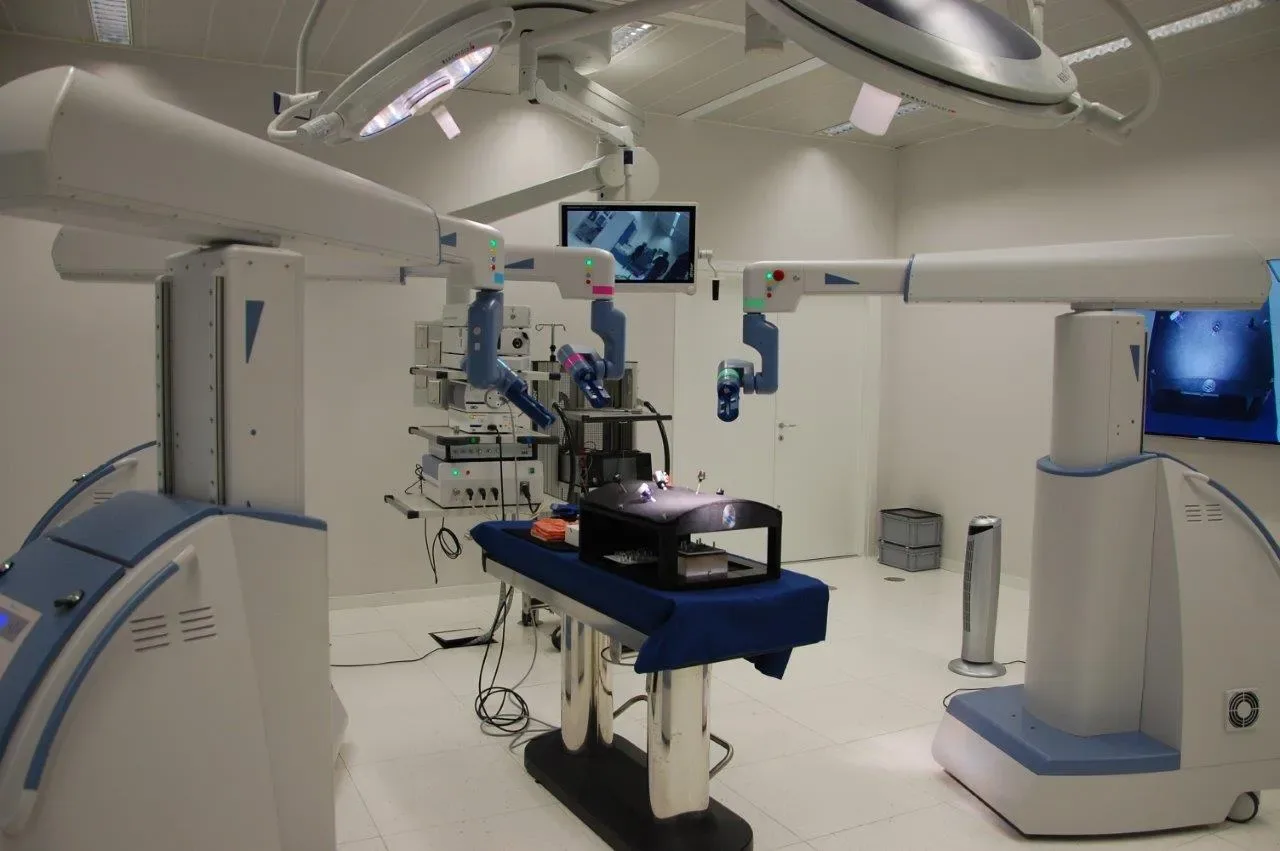 Training of a team of doctors to work on Surgical Robotic System Senhance, Transenterix (USA) — фото 1