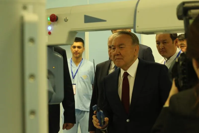 Президент Республики Казахстан посетил Казахстанский Международный Референсный и Обучающий Центр Роботизированной Хирургии.